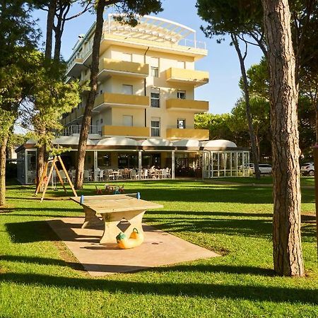 Aparthotel La Pineta Лидо-ди-Езоло Экстерьер фото
