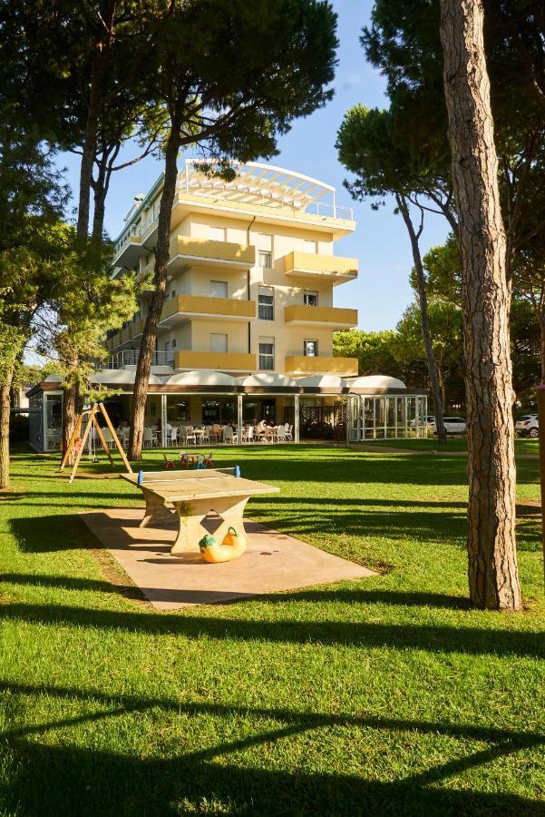 Aparthotel La Pineta Лидо-ди-Езоло Экстерьер фото