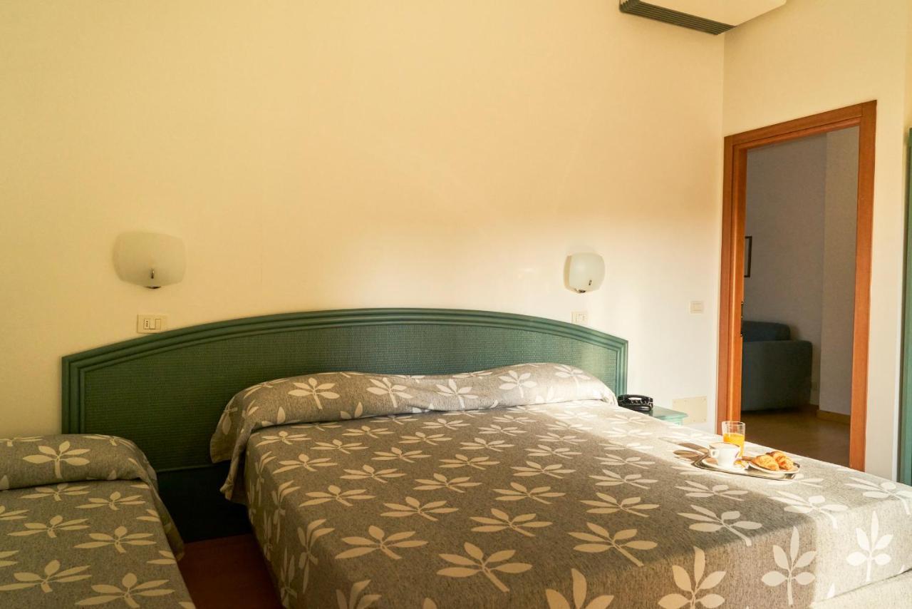 Aparthotel La Pineta Лидо-ди-Езоло Экстерьер фото