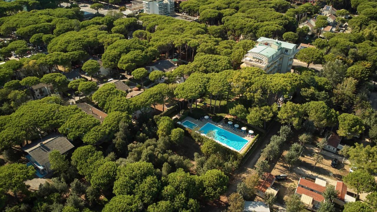 Aparthotel La Pineta Лидо-ди-Езоло Экстерьер фото