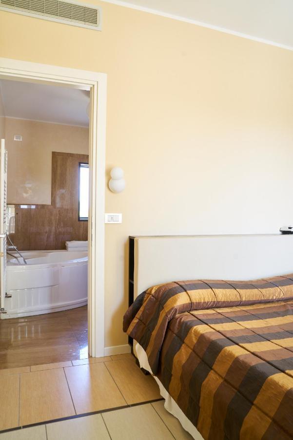 Aparthotel La Pineta Лидо-ди-Езоло Экстерьер фото