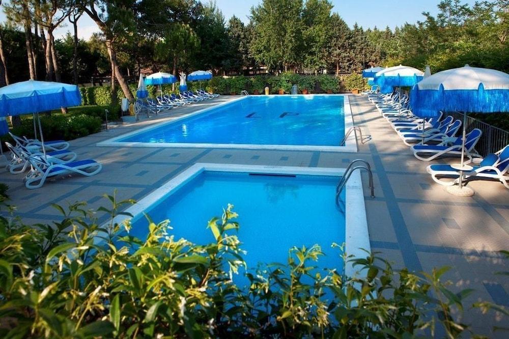 Aparthotel La Pineta Лидо-ди-Езоло Экстерьер фото