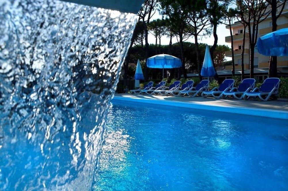 Aparthotel La Pineta Лидо-ди-Езоло Экстерьер фото