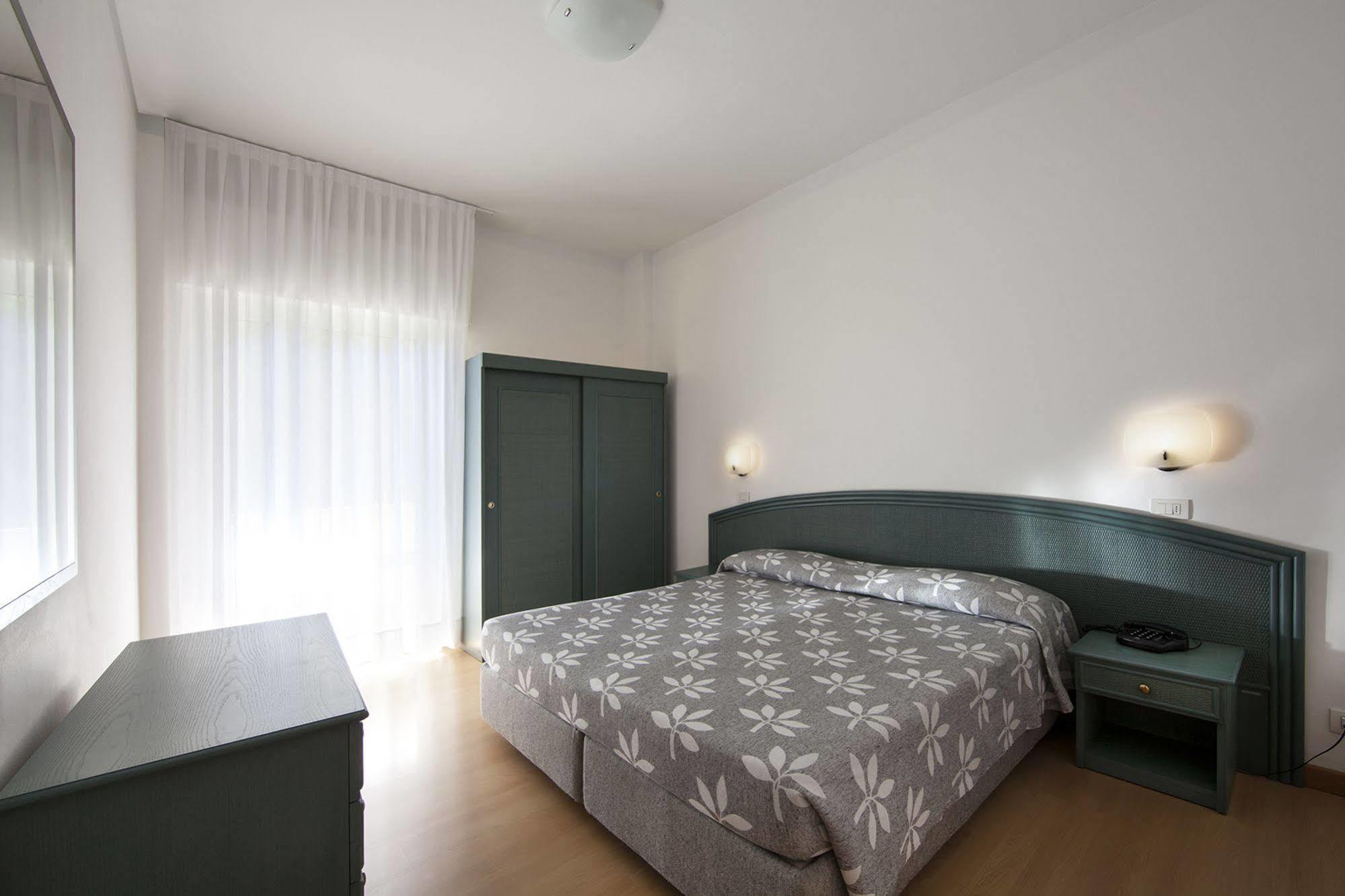 Aparthotel La Pineta Лидо-ди-Езоло Экстерьер фото