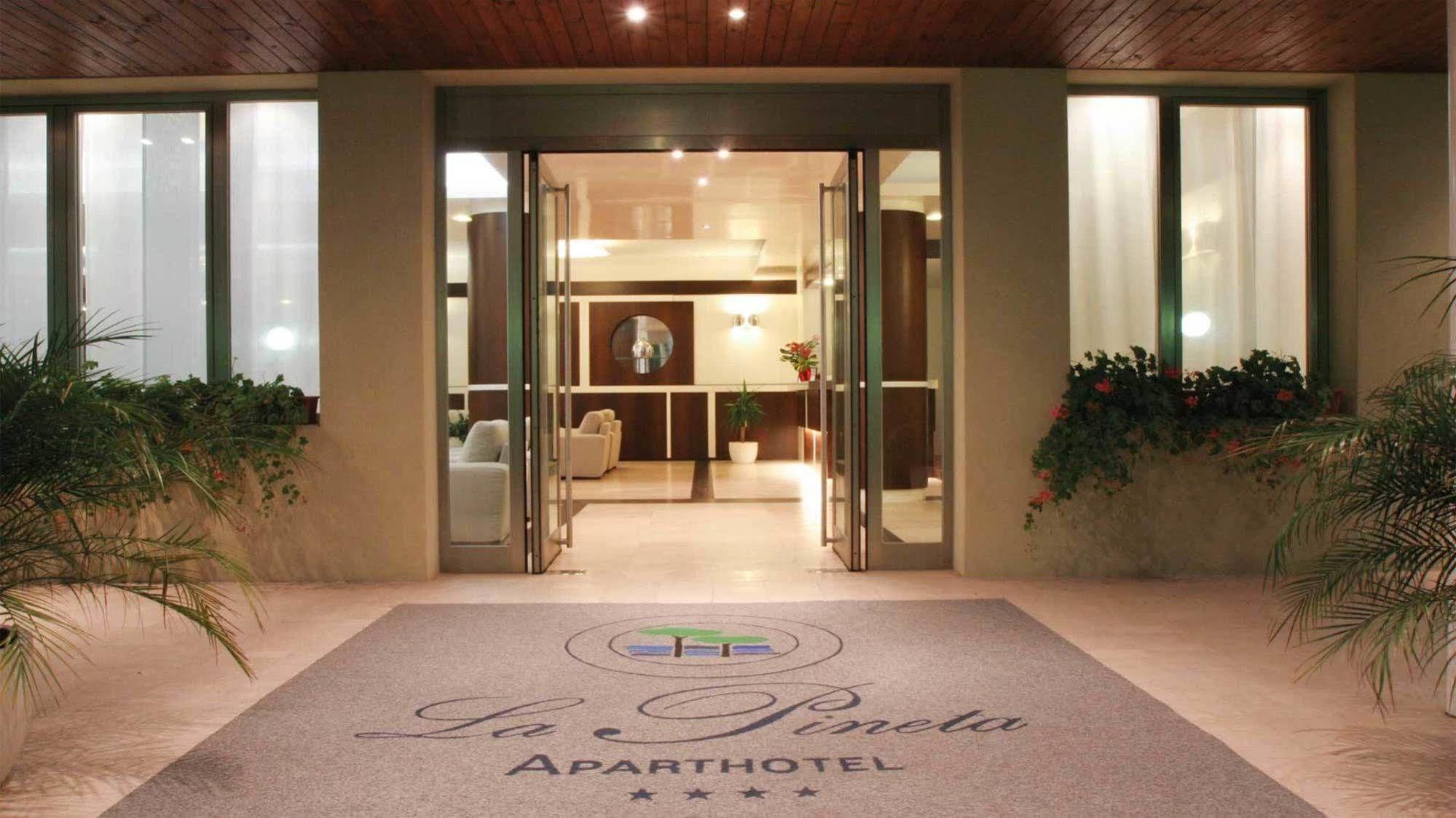 Aparthotel La Pineta Лидо-ди-Езоло Экстерьер фото